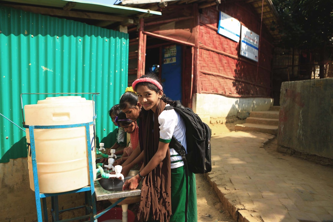 Ismat and her classmates are washing their hands in front of the Chayabithi Learning Center in Cox’s Bazar. Credit: GPE/Salman Saeed